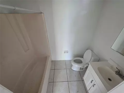 Bath - 904 33rd Ave E, Bradenton, FL 34208 photo 1 of 2