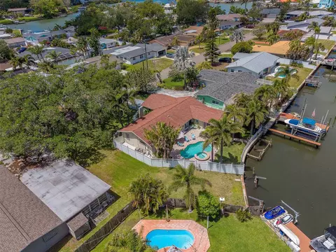2017 Cove Dr, Largo, FL 33774