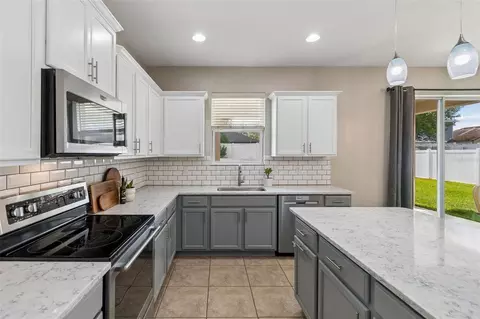 Kitchen - 10517 Massimo Dr, Wimauma, FL 33598 photo 4 of 7