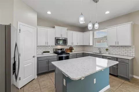 Kitchen - 10517 Massimo Dr, Wimauma, FL 33598 photo 2 of 7