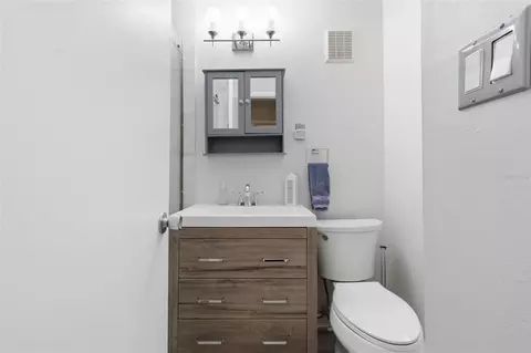 Bath - 501 E Bay Dr #202, Largo, FL 33770 photo 2 of 3