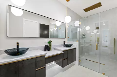 Bath - 3104 W Pine St, Tampa, FL 33607 photo 5 of 7