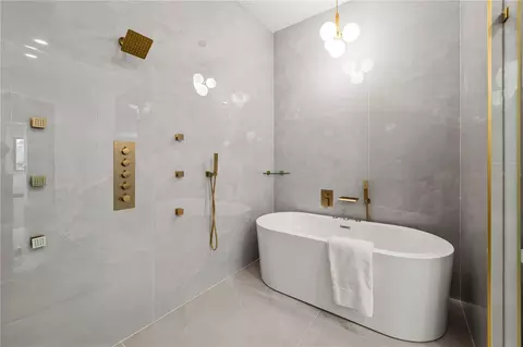 Bath - 3104 W Pine St, Tampa, FL 33607 photo 4 of 7