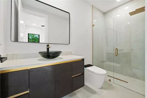 Bath - 3104 W Pine St, Tampa, FL 33607 photo 7 of 7
