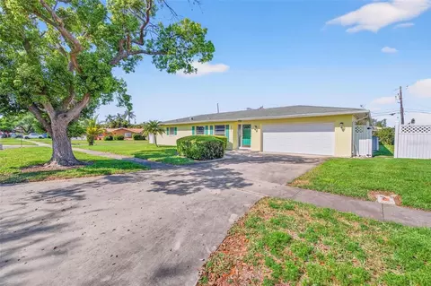 10100 Commodore Dr, Seminole, FL 33776