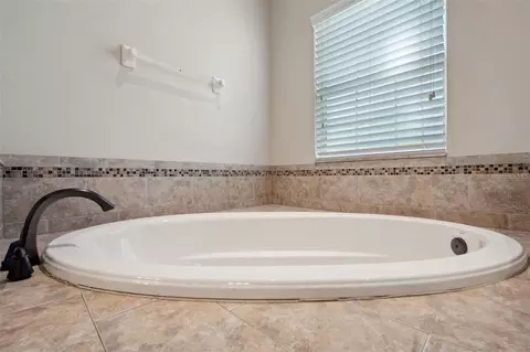 Bath - 5117 Longspur Ct, Lithia, FL 33547 photo 1 of 7