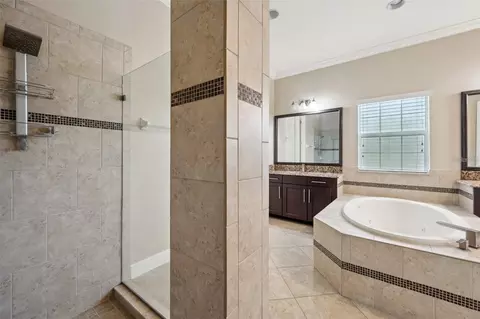Bath - 5117 Longspur Ct, Lithia, FL 33547 photo 4 of 7