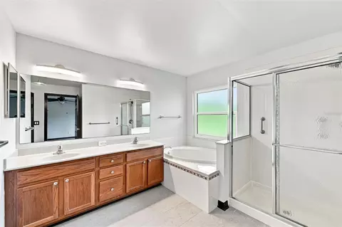 Bath - 4061 Kingsfield Dr, Parrish, FL 34219 photo 1 of 3
