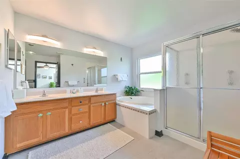 Bath - 4061 Kingsfield Dr, Parrish, FL 34219 photo 1 of 2