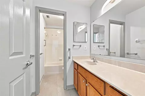 Bath - 4061 Kingsfield Dr, Parrish, FL 34219 photo 2 of 3