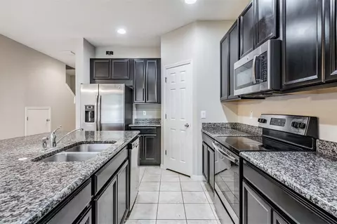 Kitchen - 7012 Holly Heath Dr, Riverview, FL 33578 photo 3 of 4