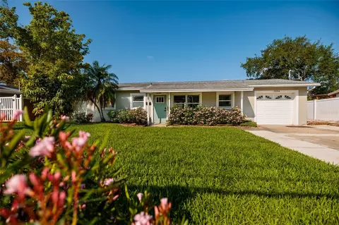 9294 Treasure Ln NE, Saint Petersburg, FL 33702