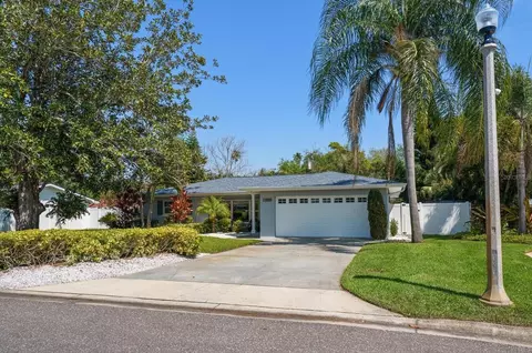 1729 Laurie Ln, Belleair, FL 33756