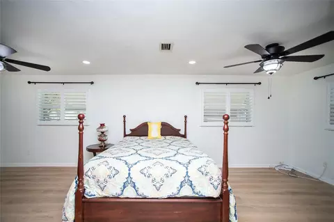 Bedroom - 989 8th Ave NE, Largo, FL 33770 photo 3 of 4