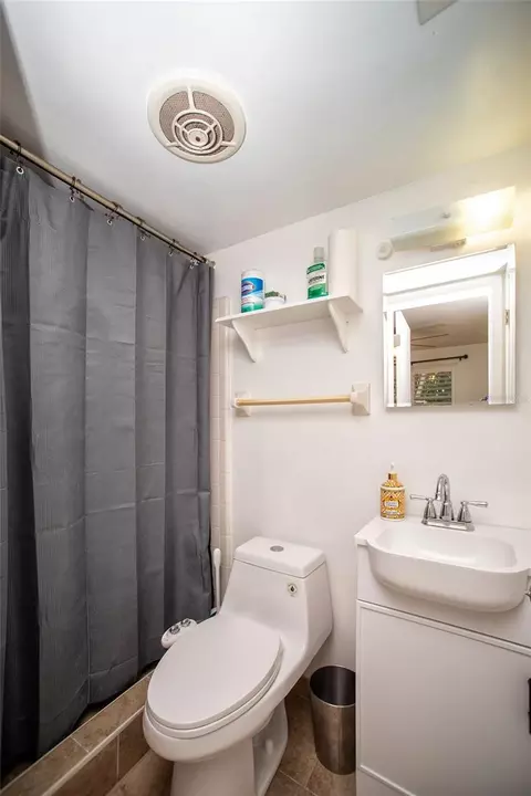 Bath - 989 8th Ave NE, Largo, FL 33770 photo 1 of 3