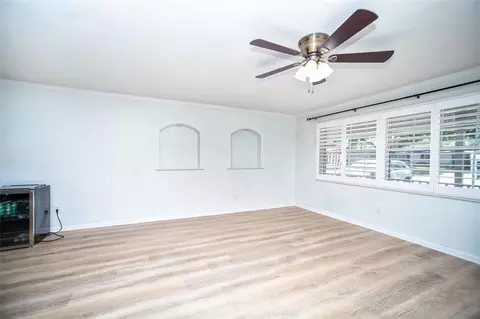 Living - 989 8th Ave NE, Largo, FL 33770 photo 3 of 4