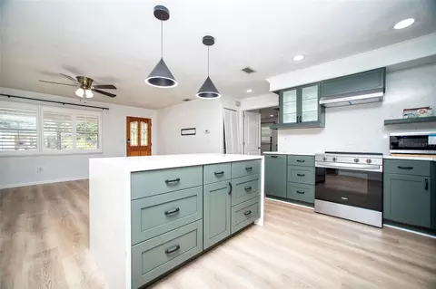 Kitchen - 989 8th Ave NE, Largo, FL 33770 photo 3 of 4