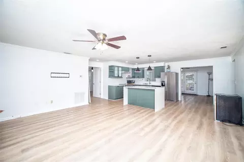 Living - 989 8th Ave NE, Largo, FL 33770 photo 2 of 4