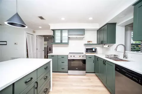 Kitchen - 989 8th Ave NE, Largo, FL 33770 photo 2 of 4