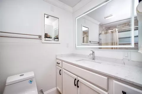 Bath - 989 8th Ave NE, Largo, FL 33770 photo 2 of 3