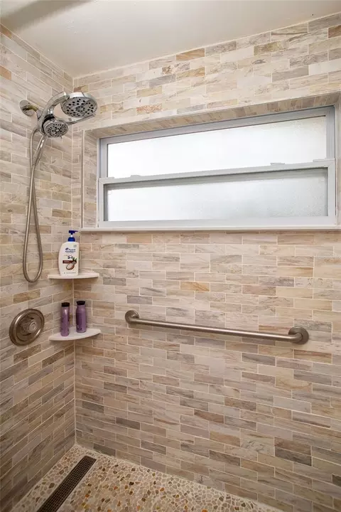 Bath - 989 8th Ave NE, Largo, FL 33770 photo 3 of 3
