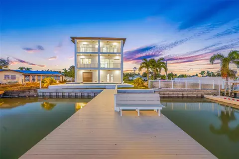 11460 7th St E, Treasure Island, FL 33706