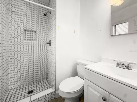 Bath - 3526 Azalea Pl, Largo, FL 33771 photo 4 of 4