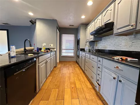 Kitchen - 1402 Shell Flower Dr, Brandon, FL 33511 photo 3 of 4