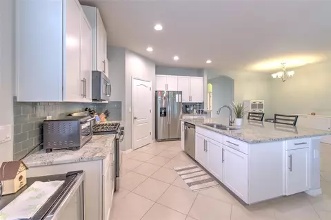 Kitchen - 11130 Spring Point Cir, Riverview, FL 33579 photo 4 of 7