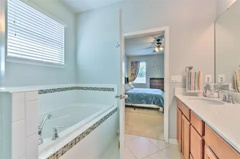 Bath - 11130 Spring Point Cir, Riverview, FL 33579 photo 2 of 3