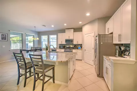 Kitchen - 11130 Spring Point Cir, Riverview, FL 33579 photo 6 of 7