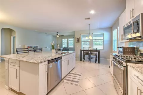 Kitchen - 11130 Spring Point Cir, Riverview, FL 33579 photo 3 of 7