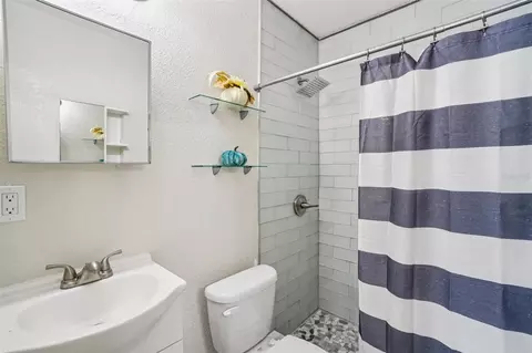Bath - 541 Firefly Ln, Apollo Beach, FL 33572 photo 1 of 2