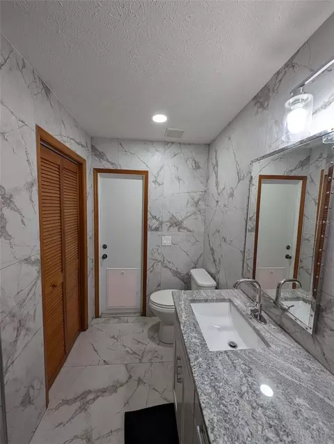 Bath - 2106 Whitlock Pl, Dover, FL 33527 photo 12 of 15