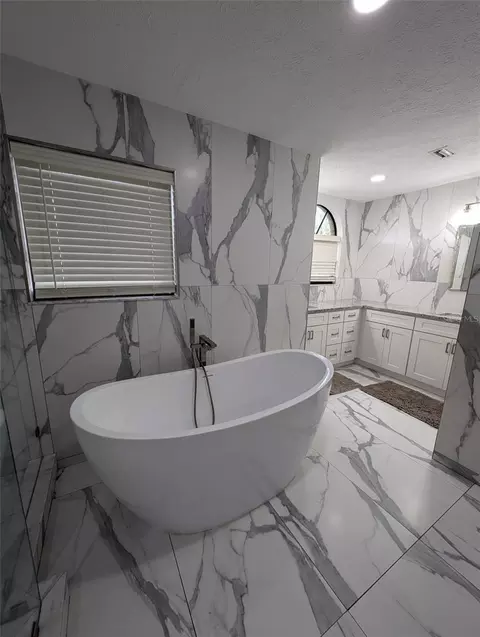 Bath - 2106 Whitlock Pl, Dover, FL 33527 photo 6 of 15