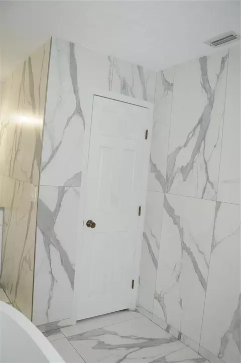 Bath - 2106 Whitlock Pl, Dover, FL 33527 photo 8 of 15
