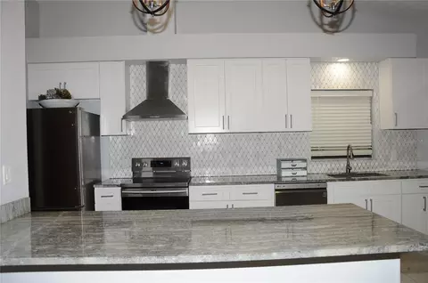 Kitchen - 2106 Whitlock Pl, Dover, FL 33527 photo 6 of 11