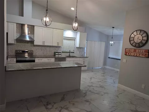 Kitchen - 2106 Whitlock Pl, Dover, FL 33527 photo 5 of 11