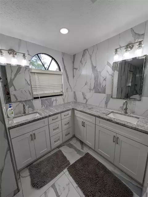 Bath - 2106 Whitlock Pl, Dover, FL 33527 photo 7 of 15