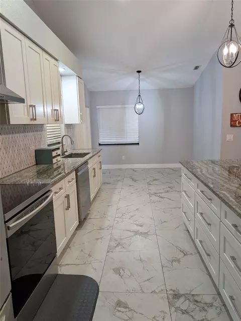 Kitchen - 2106 Whitlock Pl, Dover, FL 33527 photo 8 of 11