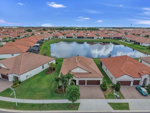 5336 Windy Grove Dr, Wimauma, FL 33598