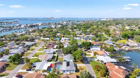 View/Area - 1768 Harbor Cir E, Largo, FL 33770 photo 3 of 4