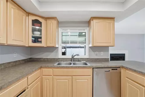Kitchen - 4104 Fallon Ct, Brandon, FL 33511 photo 6 of 6