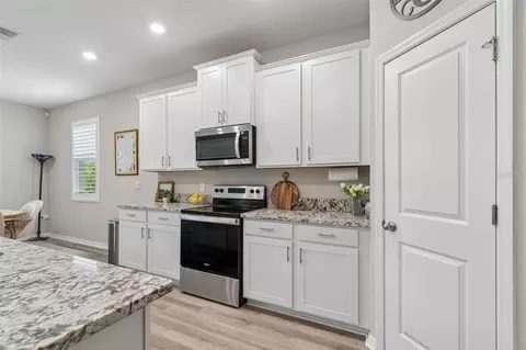 Kitchen - 12357 Nantahala Run, Parrish, FL 34219 photo 5 of 6