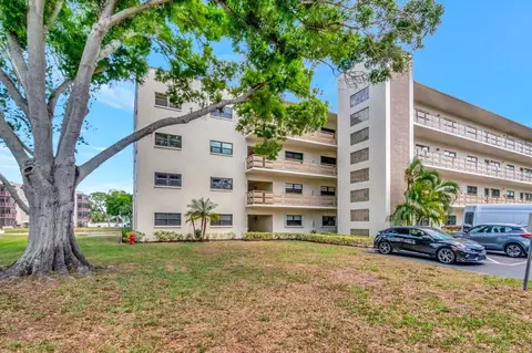 6070 80th St N #215, Saint Petersburg, FL 33709
