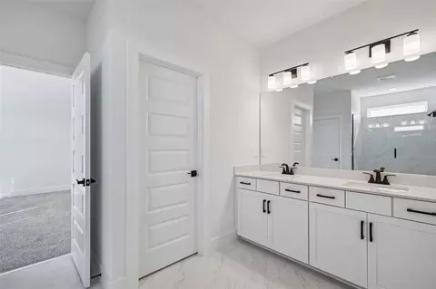 Bath - 184 Shady Edge Loop, Nokomis, FL 34275 photo 3 of 4