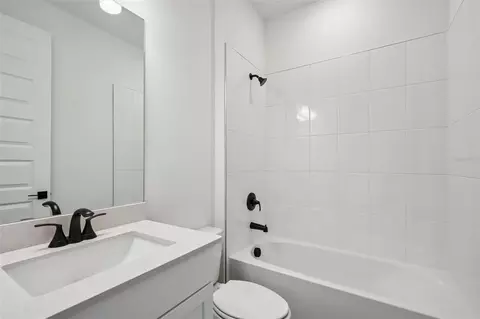 Bath - 184 Shady Edge Loop, Nokomis, FL 34275 photo 1 of 4