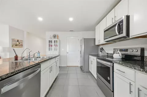 Kitchen - 10316 Charlotte Dr, Parrish, FL 34219 photo 5 of 5