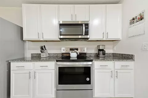 Kitchen - 10316 Charlotte Dr, Parrish, FL 34219 photo 4 of 5