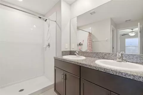 Bath - 13307 Willow Bluestar Loop, Riverview, FL 33579 photo 1 of 3